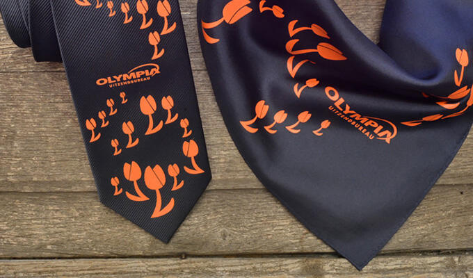 <p>Necktie and scarf with a large 1-colour print</p>