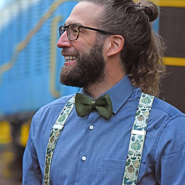 knitted bow tie moss green