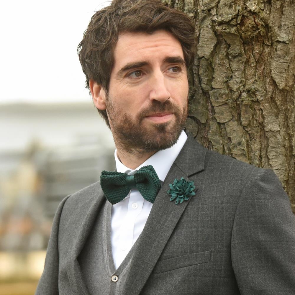 Lapel pin dahlia dots green black - 1